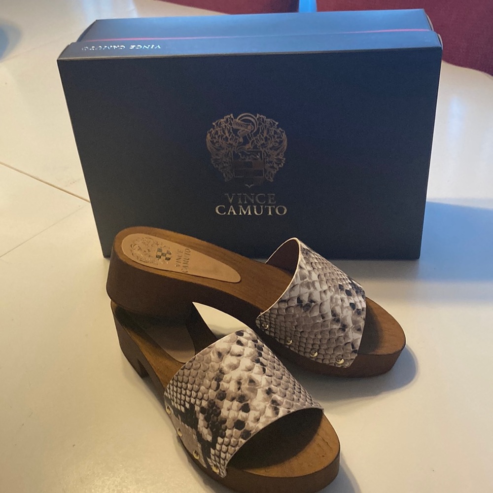 NEW Vince Camuto Black/White Snake Leather Size 8 Slip on shoe